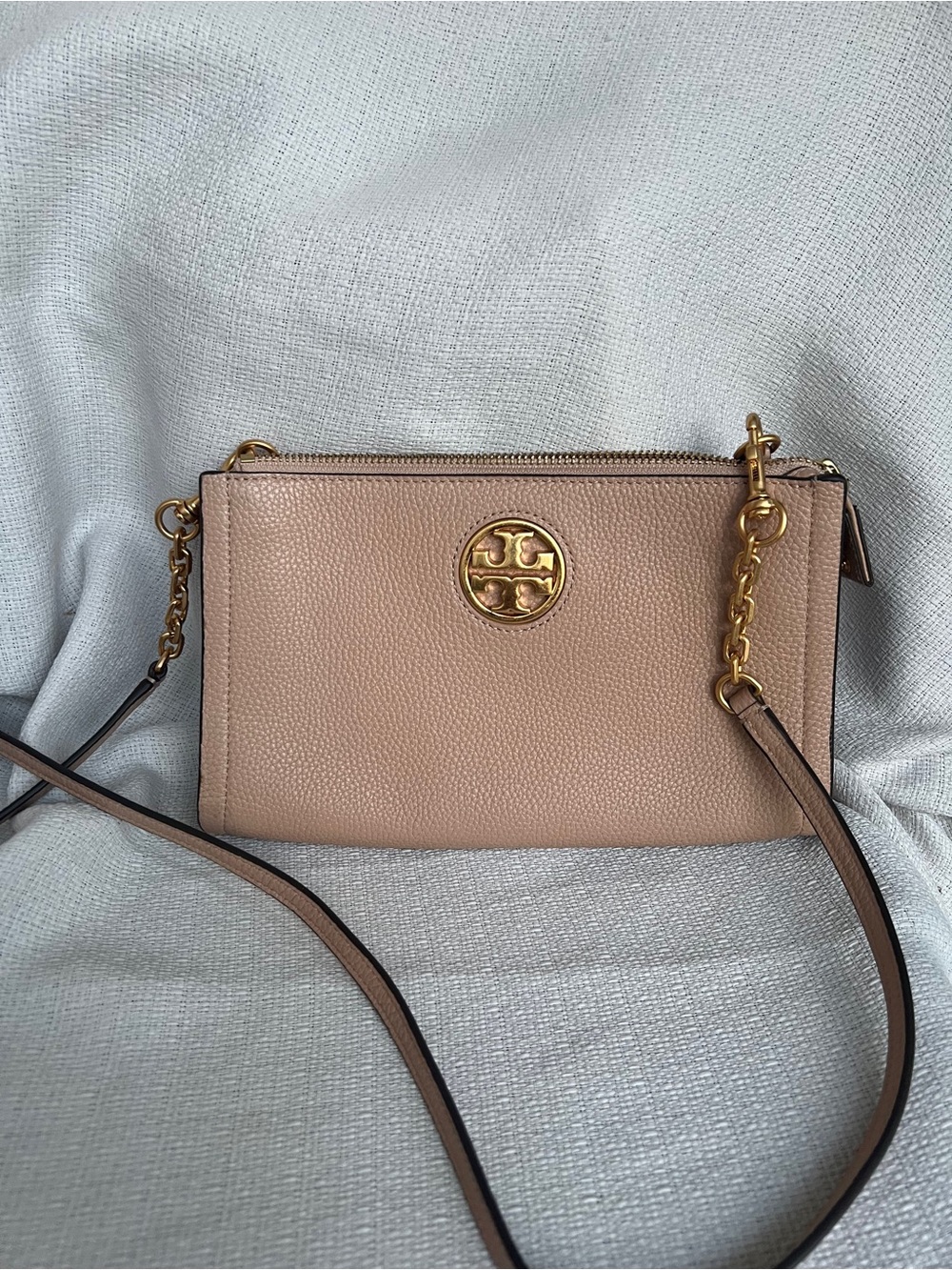 Tory Burch Taupe Pebbled Leather Logo Crossbody with Gold Hardware - Picture 12 of 12
